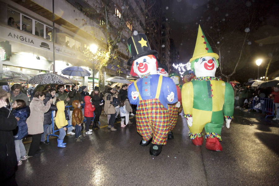 la lluvia no pudo con la ilusión de los pequeños de la casa y salieron a recibir a los Reyes magos en las calles cacereñas
