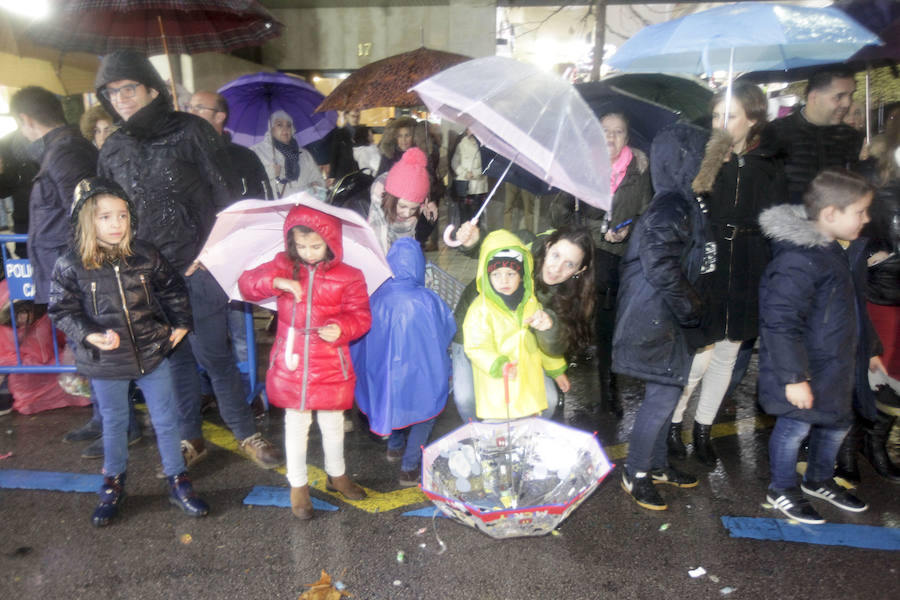 la lluvia no pudo con la ilusión de los pequeños de la casa y salieron a recibir a los Reyes magos en las calles cacereñas