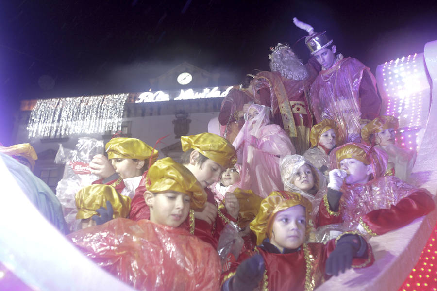 la lluvia no pudo con la ilusión de los pequeños de la casa y salieron a recibir a los Reyes magos en las calles cacereñas