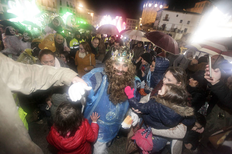 la lluvia no pudo con la ilusión de los pequeños de la casa y salieron a recibir a los Reyes magos en las calles cacereñas