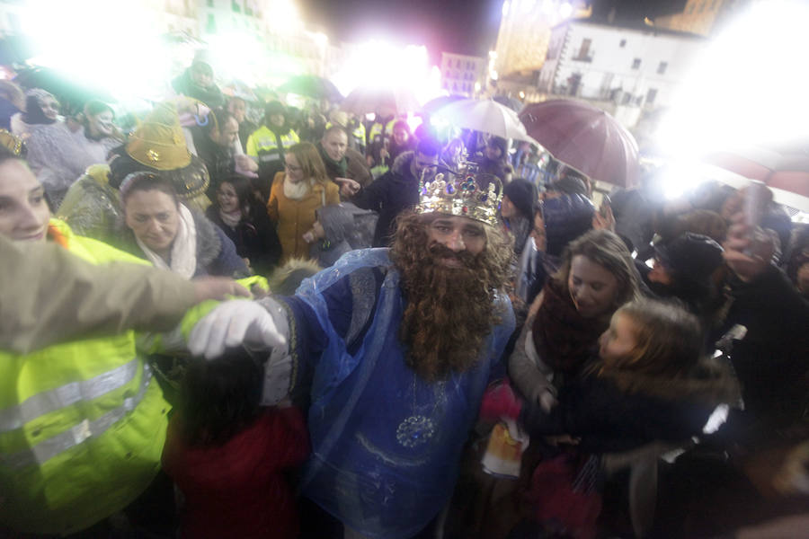 la lluvia no pudo con la ilusión de los pequeños de la casa y salieron a recibir a los Reyes magos en las calles cacereñas