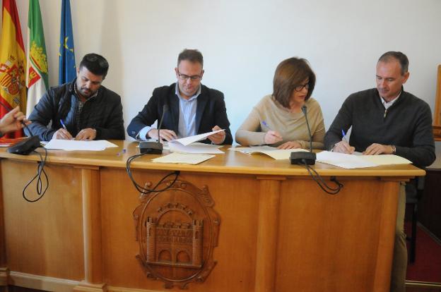 Firma del acuerdo para el pago del complemento entre el alcalde y los sindicatos. :: brígido