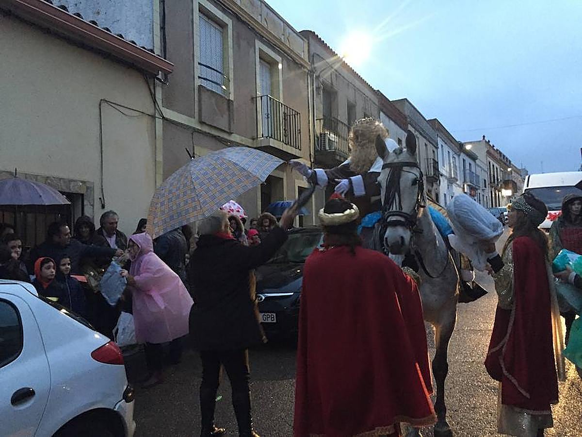Reparto de regalos puerta a puerta en Villar del Rey.