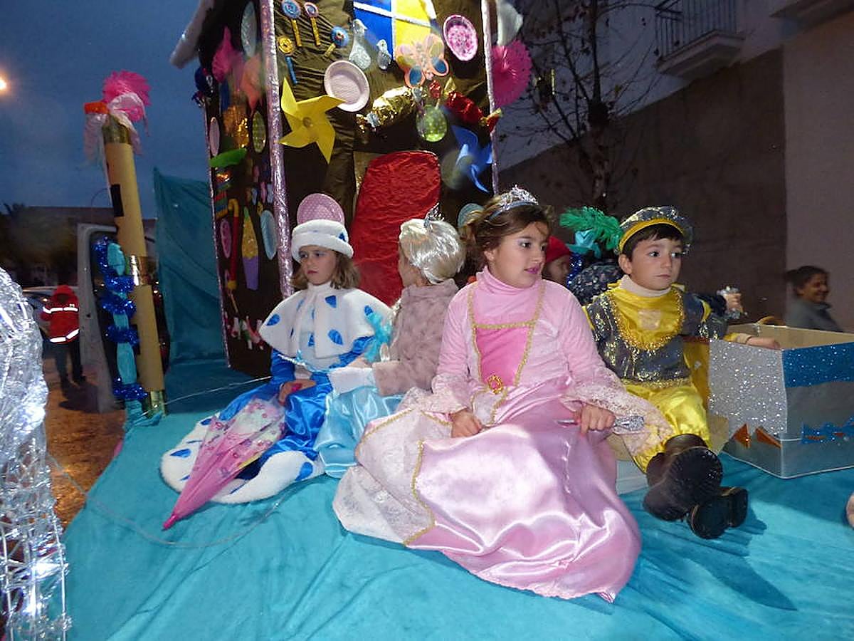 Pequeños en una de las carrozas de Castuera.