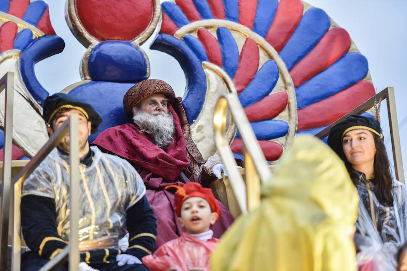 Melchor en su carroza con sus pajes y niños durante la cabalgata de Badajoz.