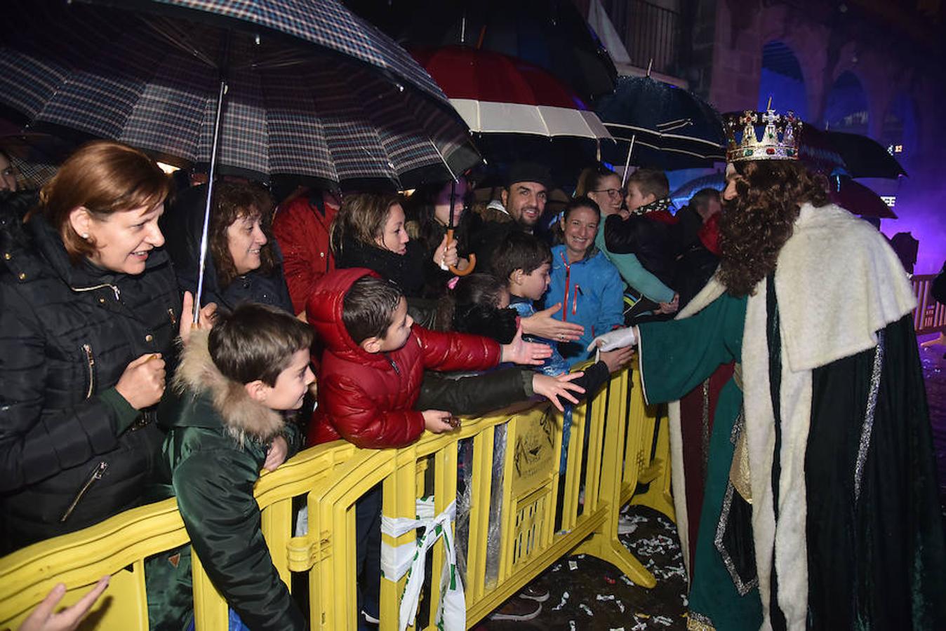 Gaspar saluda a los niños tras bajarse de la carroza en Plasencia.