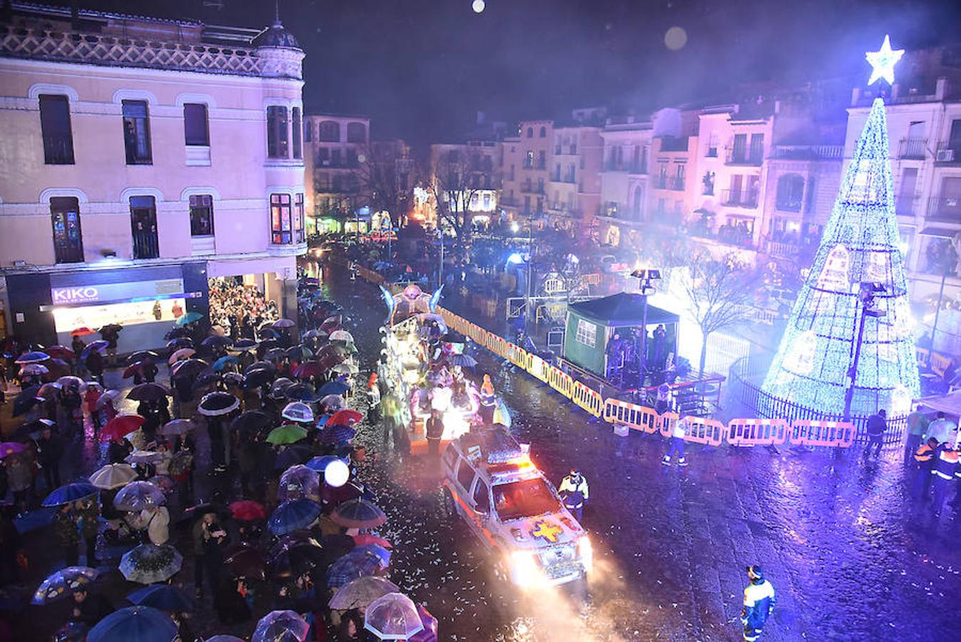 La cabalgata llega a la Plaza Mayor de Plasencia.