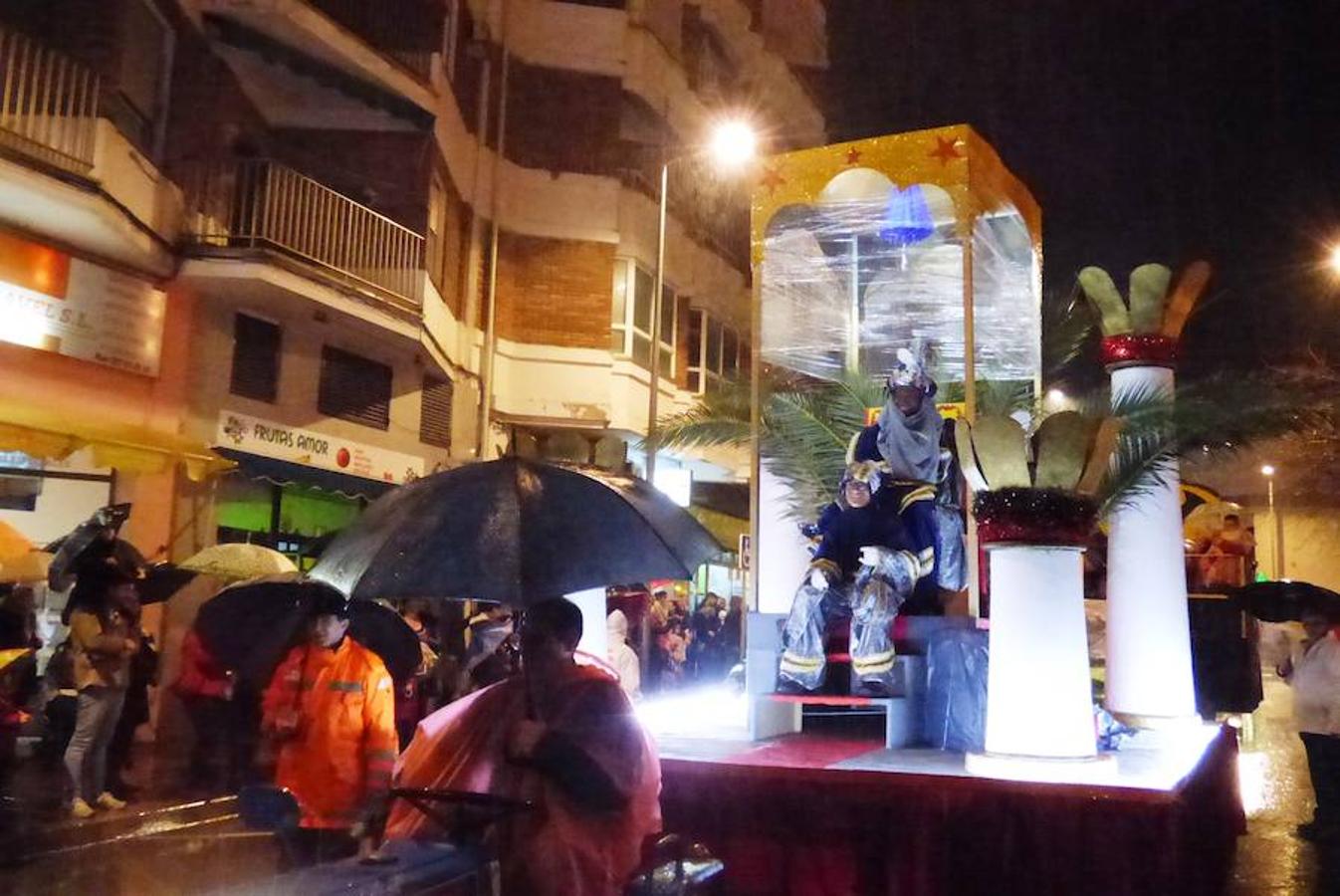 El trono de Baltasar, forrado de plástico para evitar que se empapara con la lluvia que cayó en Navalmoral de la Mata.