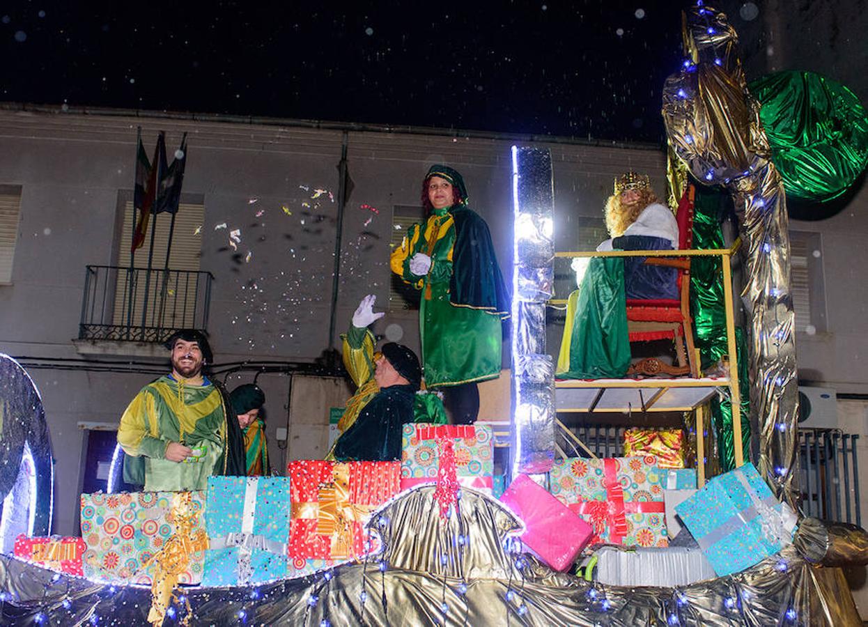 Pese a la lluvia, la gente de Coria se echó a la calle.