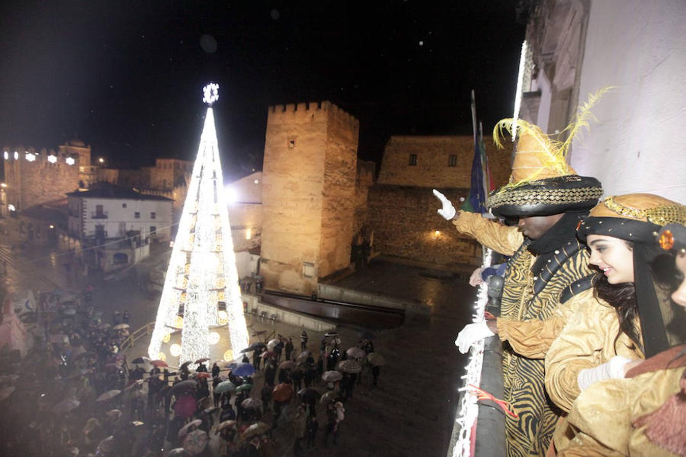Baltasar saluda desde el balcón del Consistorio de Cáceres.