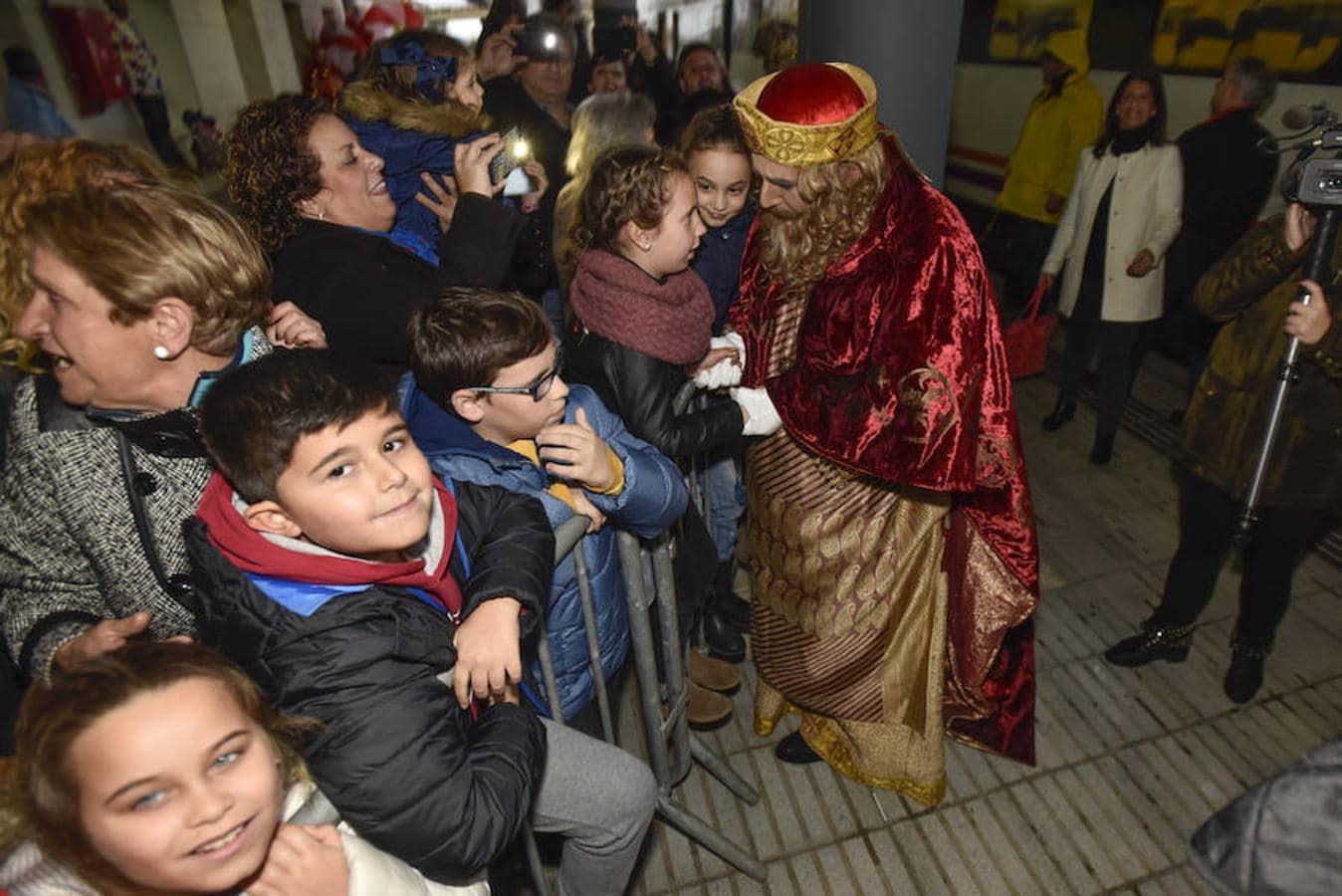 A los Reyes Magos les importó más la presencia de los niños que la de la lluvia.