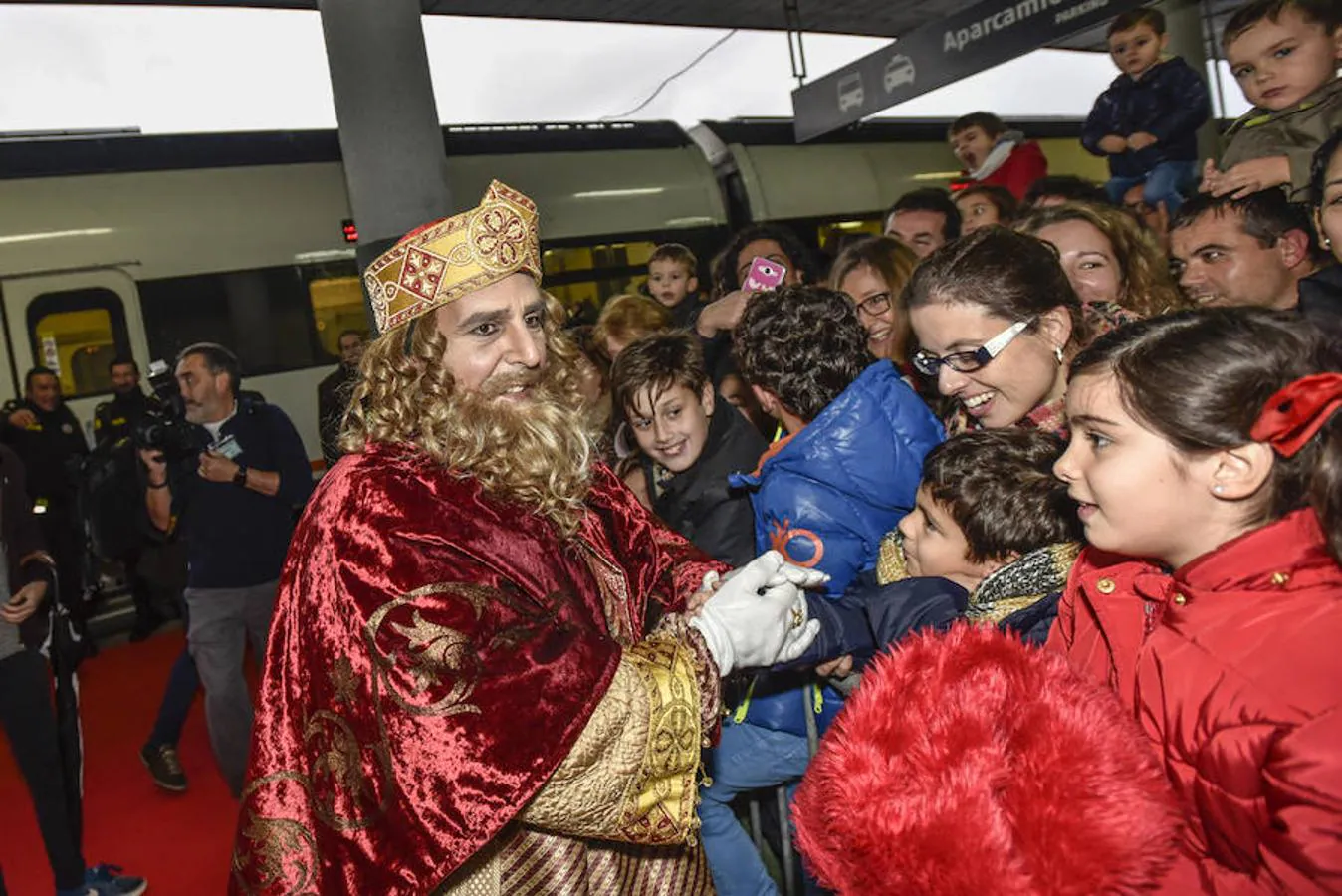 A los Reyes Magos les importó más la presencia de los niños que la de la lluvia.