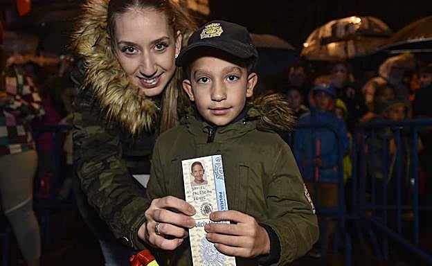 Imagen. Dani, el niño con la mano de Iron Man, fue nombrado agente de policía honorífico en Badajoz.