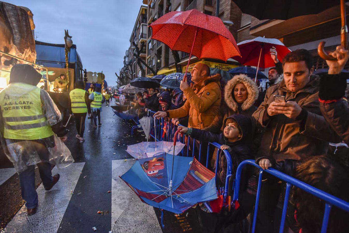 A los Reyes Magos les importó más la presencia de los niños que la de la lluvia.