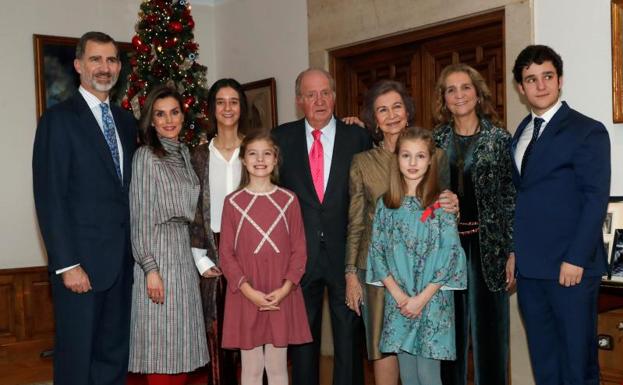 Juan Carlos I posa en la Zarzuela junto a su familia tras el almue3rzo multitudinario al que no acudió la infanta Cristina.