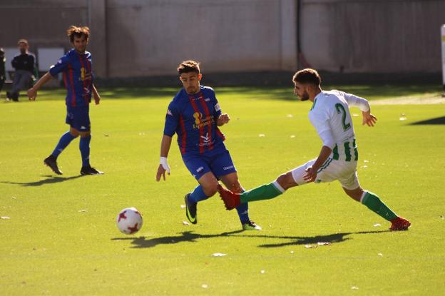 Jairo disputa un balón en el partido ante el Betis Deportivo. :: Alberto Lorite