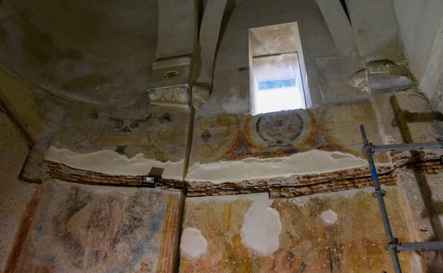 En la sala del Evangelio se han descubierto pinturas murales del XVIII de temática religiosa. :: c. m.