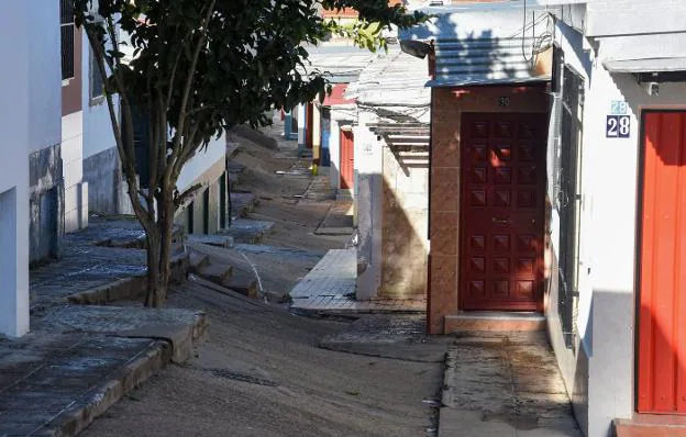 Esta es la calle Ebro, donde se va a desarrollar el proyecto piloto para mejorar la accesibilidad de la barriada. :: c. moreno