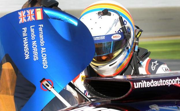 Fernando Alonso sube a su vehículo en Daytona. 