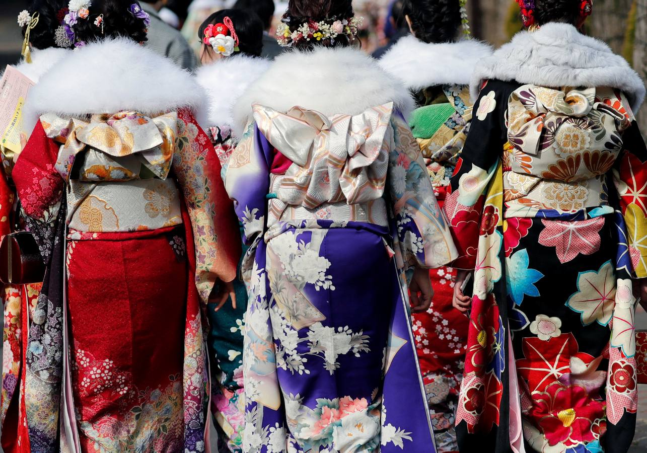 Mujeres japonesas vestidas con kimonos celebran la 'Ceremonia del Día de la mayoría de edad' en un parque de atracciones en Tokio, Japón.