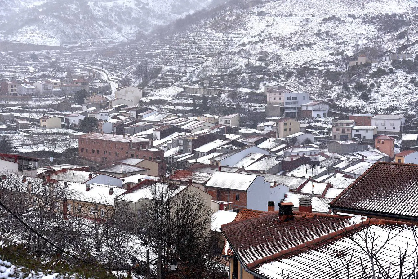 El temporal de nieve que azota a media España ha llegado a localidades del norte como Piornal o Hervás, del este a Siruela y en el sur a Monesterio