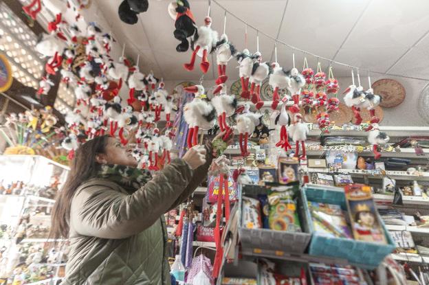 Ana Belén Garrido, ayer en la tienda de recuerdos que regenta en la Plaza de San Jorge. :: jorge rey