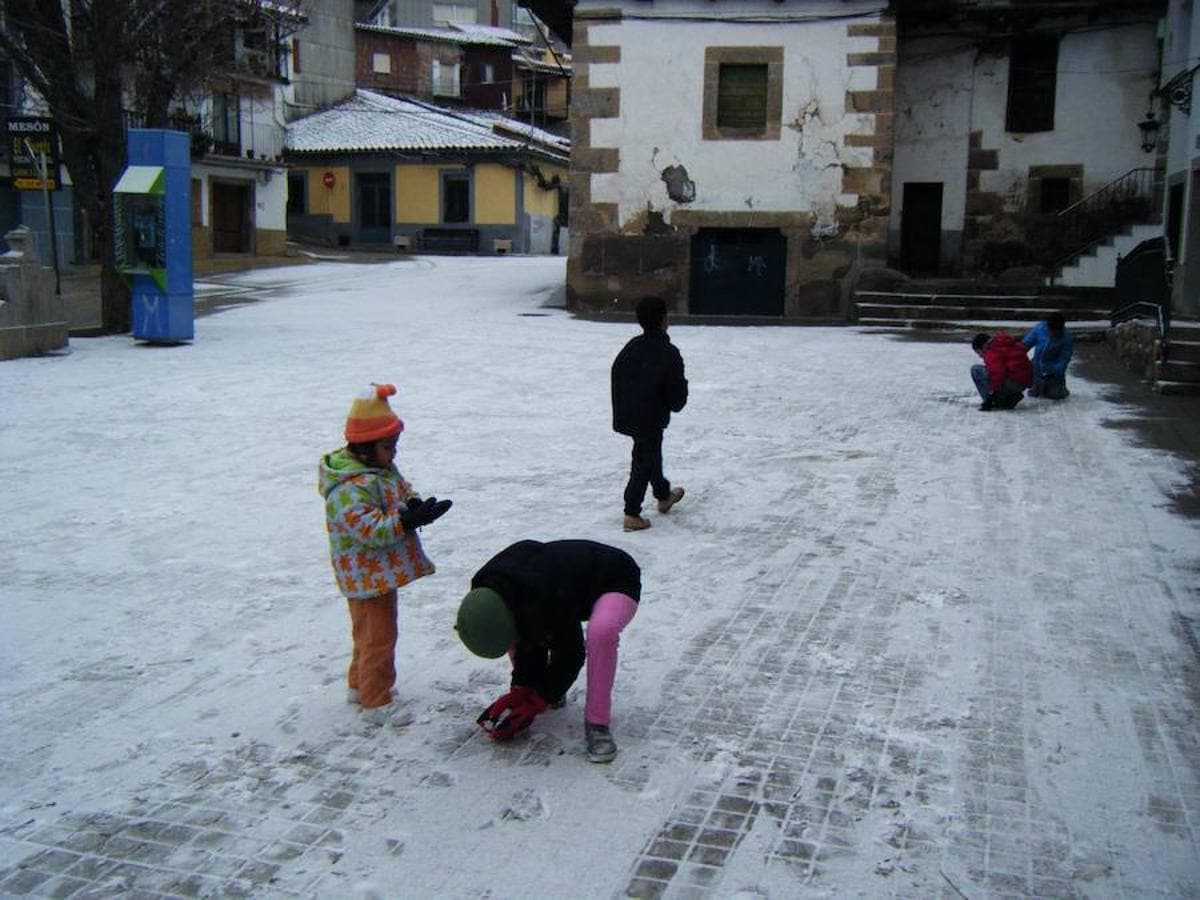 El 10 de enero de 2010 la mayor parte de Extremadura se cubrió de blanco. En la imagen, unos niños jugando en Baños de Montemayor.