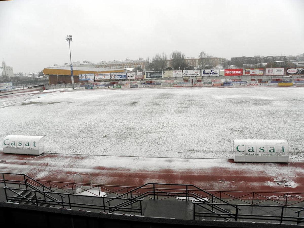 El 10 de enero de 2010 la mayor parte de Extremadura se cubrió de blanco. En la imagen, el estadio de fútbol de Don Benito.