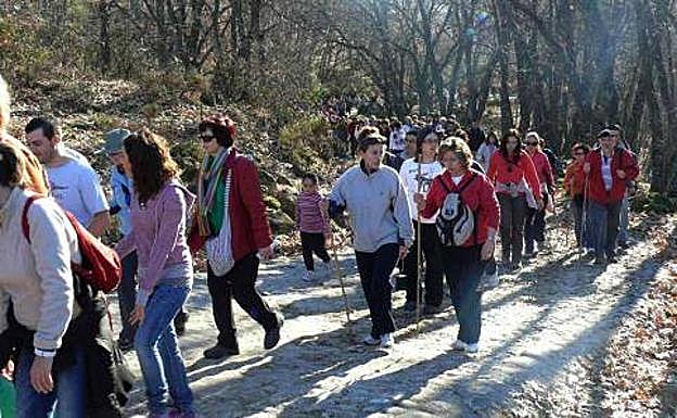 Senderistas durante la Ruta del Emperador:: HOY