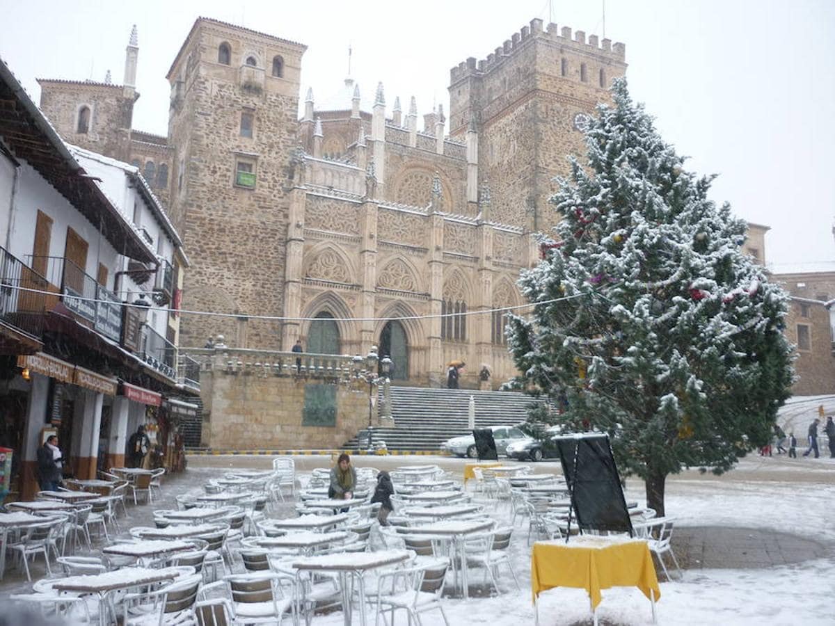 El 10 de enero de 2010 la mayor parte de Extremadura se cubrió de blanco. En la imagen, el Real Monasterio de Guadalupe-