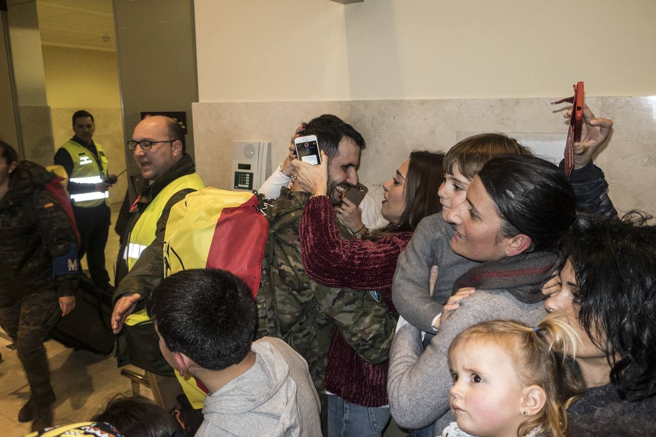 Los primeros militares de la Brigada Extremadura regresan de Letonia el mismo día que se despide el general jefe Francisco Dacoba 