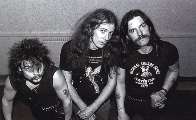 Imagen principal - Arriba, Eddie con los integrantes de Motörhead en su última gira juntos. Abajo, el artista en la actualidad. 