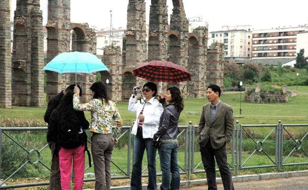 Turistas japoneses junto el Acueducto de los Milagros de Mérida:: HOY
