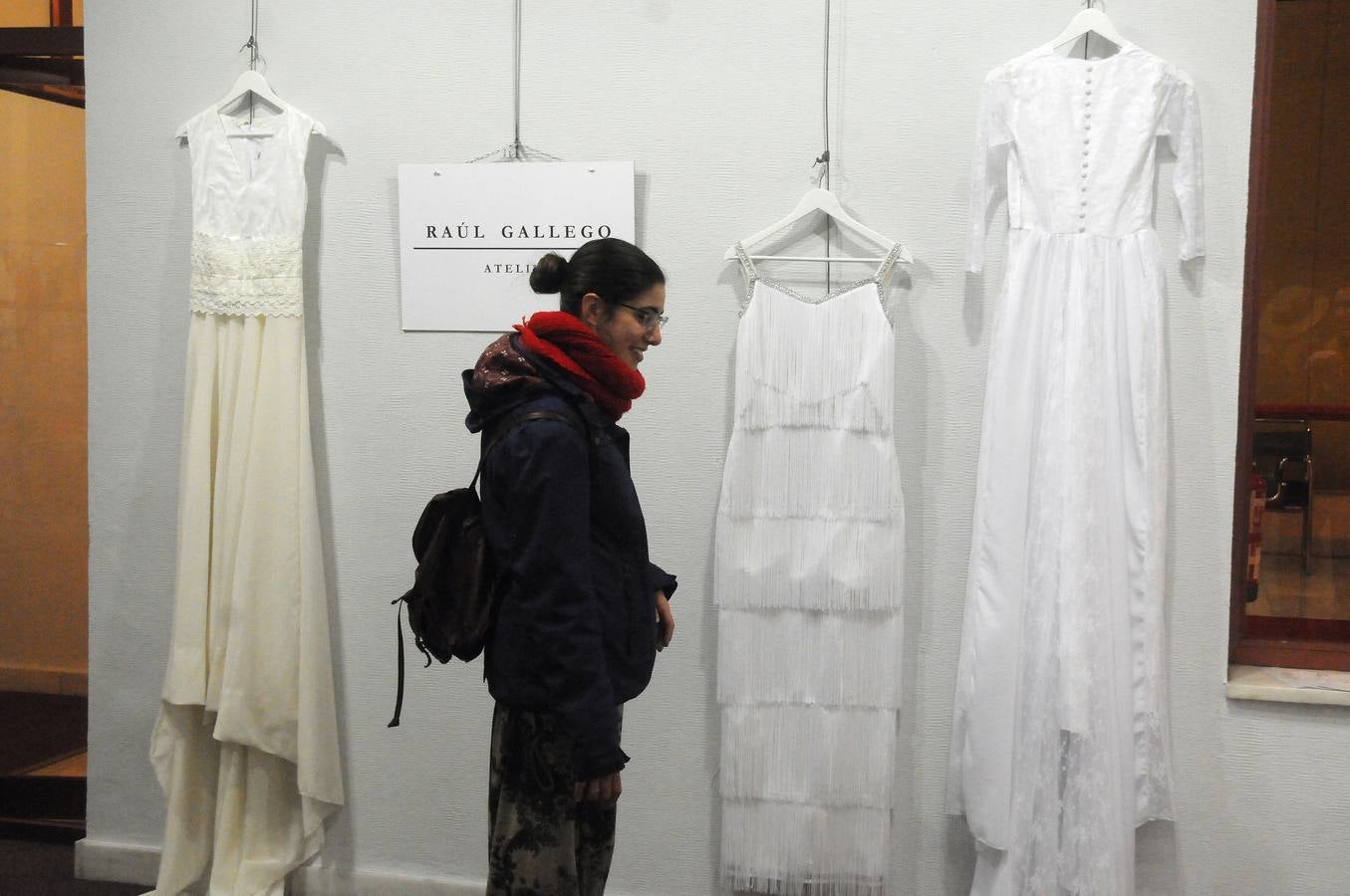 Integrantes de la asociacion de moda y sostenibilidad de Extremadura exponen sus creaciones y diseño en Centro Cultural Fundación Caja Badajoz en Mérida. Desde la asocicación hacen un llamamiento a las instituciones para darle el apoyo necesario para competir en el mercado de la moda y alientan a todas las personas y profesionales del sector a participar y desarrollar la moda sostenible en Extremadura. La exposición se puede visitar hasta el 26 de enero.