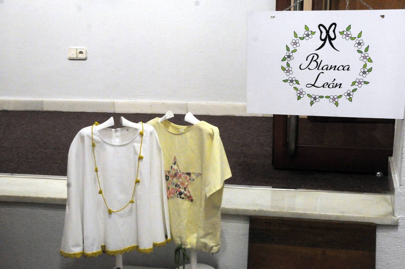 Integrantes de la asociacion de moda y sostenibilidad de Extremadura exponen sus creaciones y diseño en Centro Cultural Fundación Caja Badajoz en Mérida. Desde la asocicación hacen un llamamiento a las instituciones para darle el apoyo necesario para competir en el mercado de la moda y alientan a todas las personas y profesionales del sector a participar y desarrollar la moda sostenible en Extremadura. La exposición se puede visitar hasta el 26 de enero.