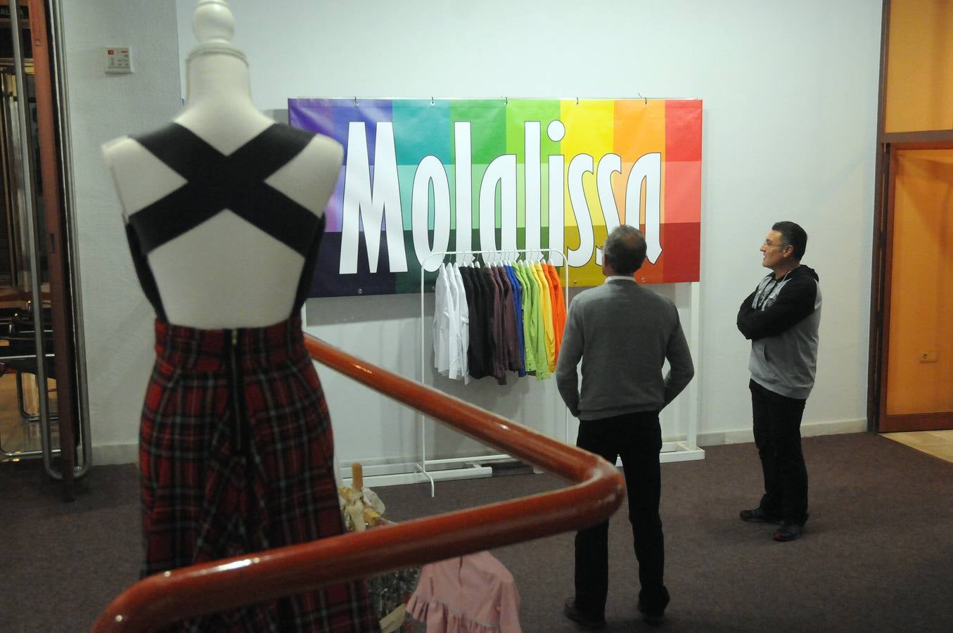 Integrantes de la asociacion de moda y sostenibilidad de Extremadura exponen sus creaciones y diseño en Centro Cultural Fundación Caja Badajoz en Mérida. Desde la asocicación hacen un llamamiento a las instituciones para darle el apoyo necesario para competir en el mercado de la moda y alientan a todas las personas y profesionales del sector a participar y desarrollar la moda sostenible en Extremadura. La exposición se puede visitar hasta el 26 de enero.