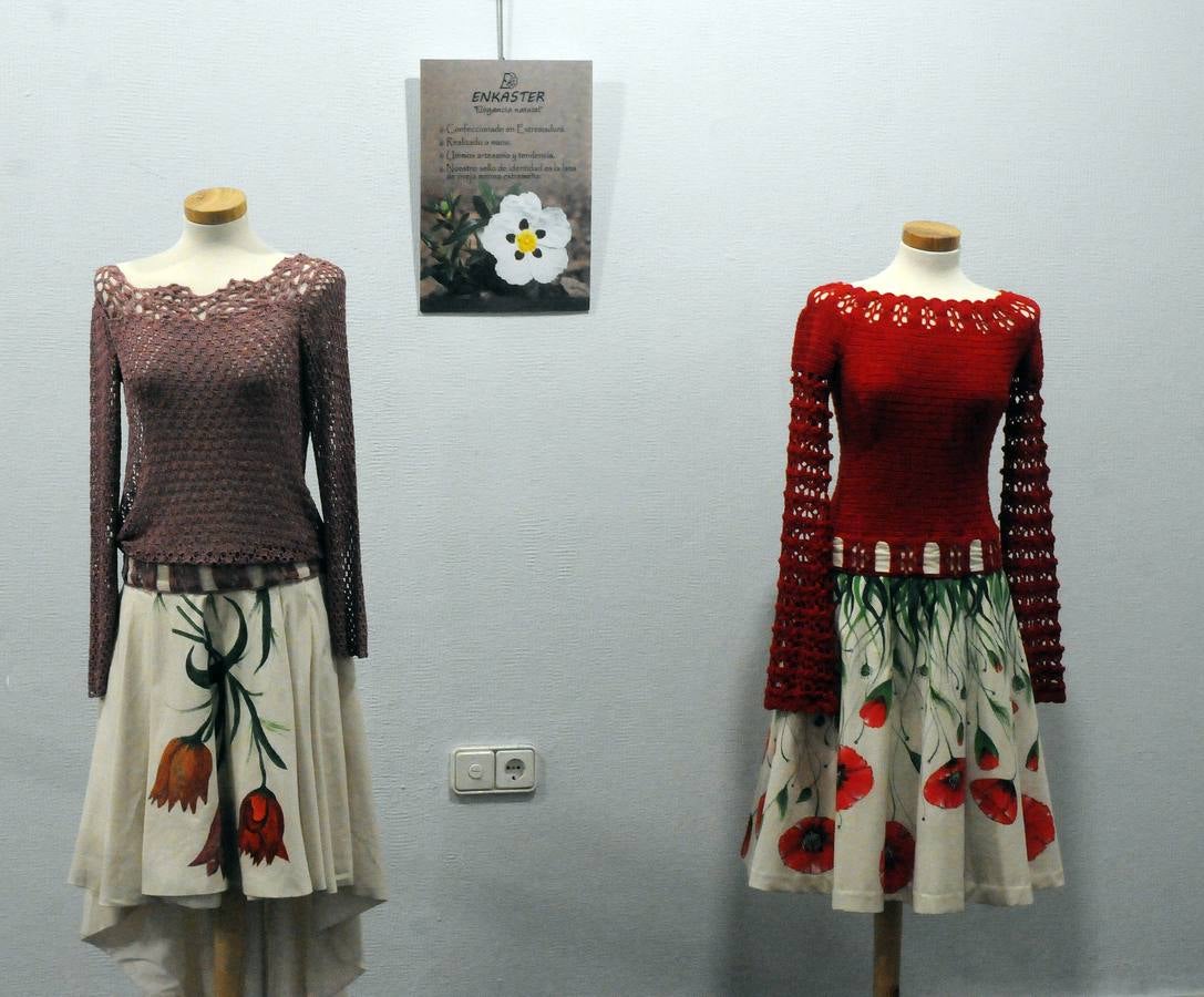 Integrantes de la asociacion de moda y sostenibilidad de Extremadura exponen sus creaciones y diseño en Centro Cultural Fundación Caja Badajoz en Mérida. Desde la asocicación hacen un llamamiento a las instituciones para darle el apoyo necesario para competir en el mercado de la moda y alientan a todas las personas y profesionales del sector a participar y desarrollar la moda sostenible en Extremadura. La exposición se puede visitar hasta el 26 de enero.