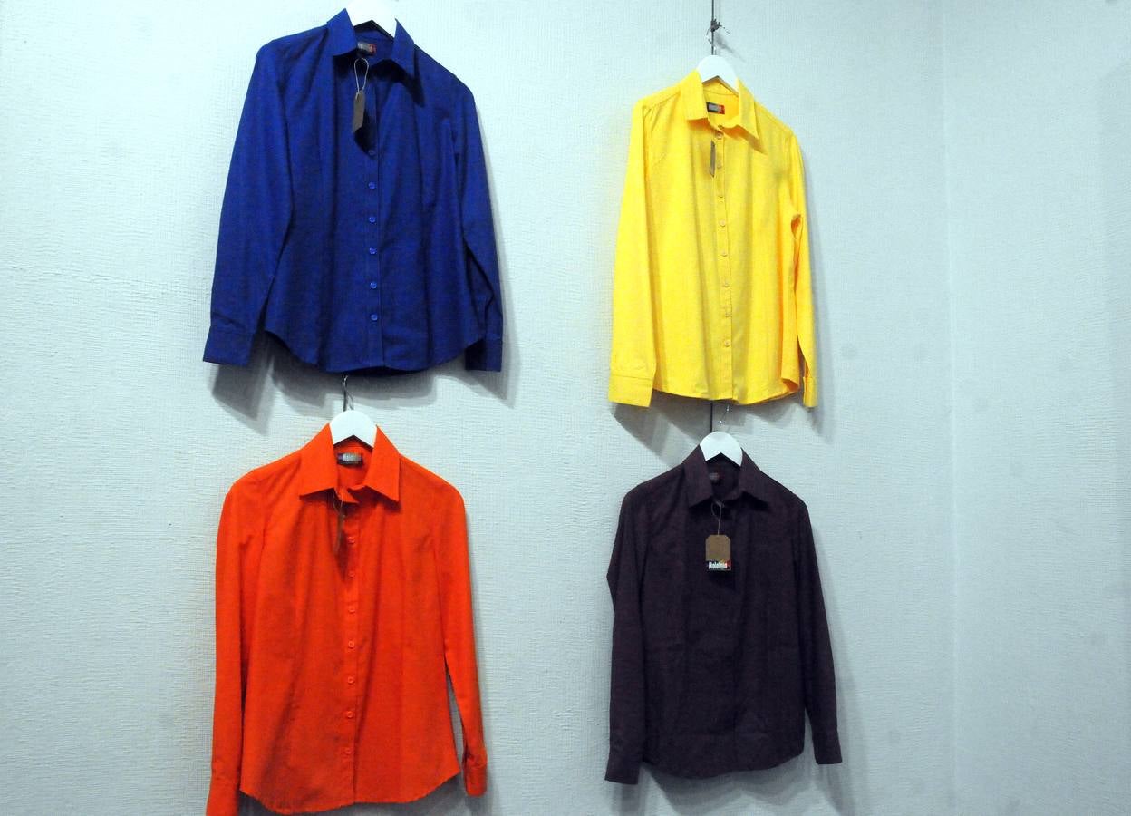 Integrantes de la asociacion de moda y sostenibilidad de Extremadura exponen sus creaciones y diseño en Centro Cultural Fundación Caja Badajoz en Mérida. Desde la asocicación hacen un llamamiento a las instituciones para darle el apoyo necesario para competir en el mercado de la moda y alientan a todas las personas y profesionales del sector a participar y desarrollar la moda sostenible en Extremadura. La exposición se puede visitar hasta el 26 de enero.