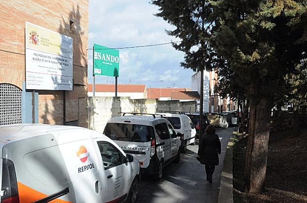 Carteles que anuncian la esperada ampliación del Museo Nacional de Arte Romano. :: brígido