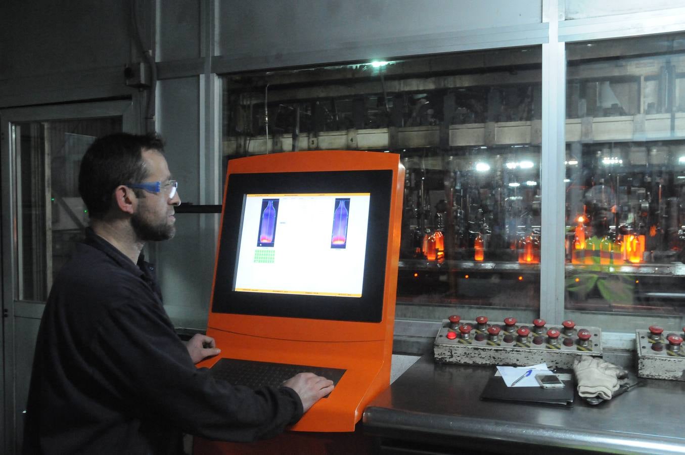 La empresa de vidrios Barbosa&Almeida asentada en Extremadura, más concretamente en Villafranca de los Barros, desea seguir creciendo. La fábrica que trabaja 24 horas al día, los 365 días al año, produce 3 millones de botellas al día