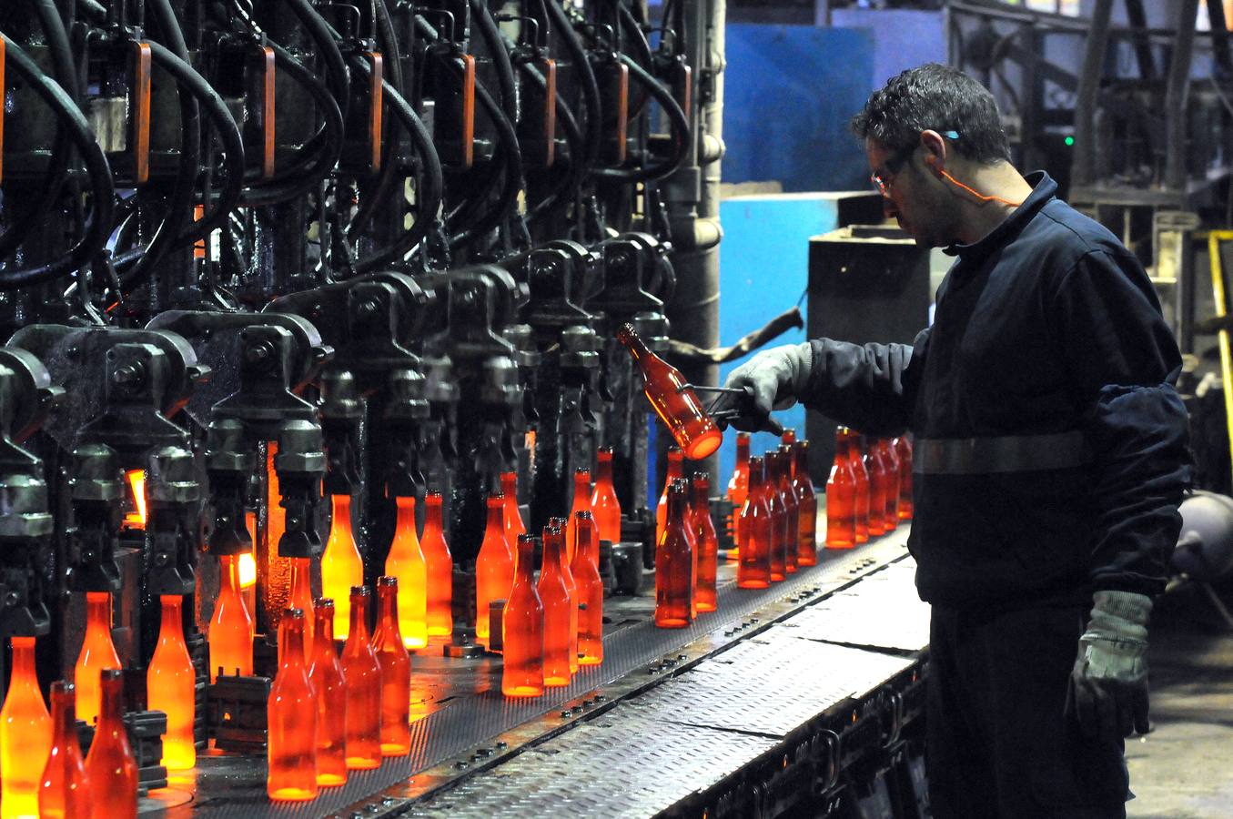 La empresa de vidrios Barbosa&Almeida asentada en Extremadura, más concretamente en Villafranca de los Barros, desea seguir creciendo. La fábrica que trabaja 24 horas al día, los 365 días al año, produce 3 millones de botellas al día