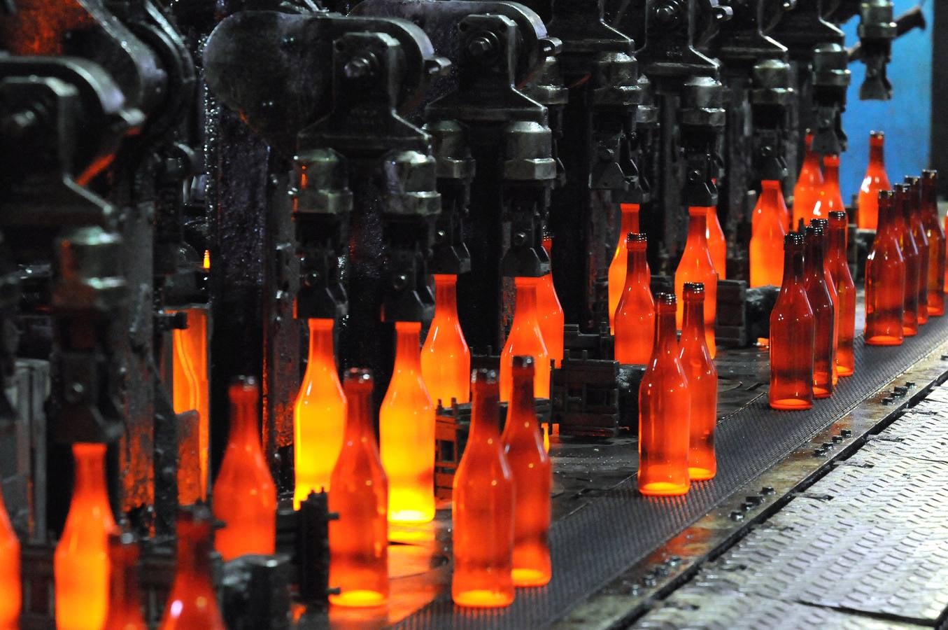 La empresa de vidrios Barbosa&Almeida asentada en Extremadura, más concretamente en Villafranca de los Barros, desea seguir creciendo. La fábrica que trabaja 24 horas al día, los 365 días al año, produce 3 millones de botellas al día