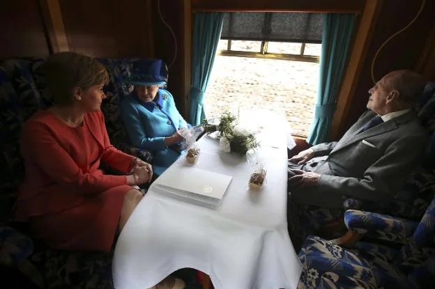 La reina Isabel, con su marido el duque de Edimburgo y la primera ministra escocesa, Nichola Sturgeon, el pasado martes en un tren. :: reuters