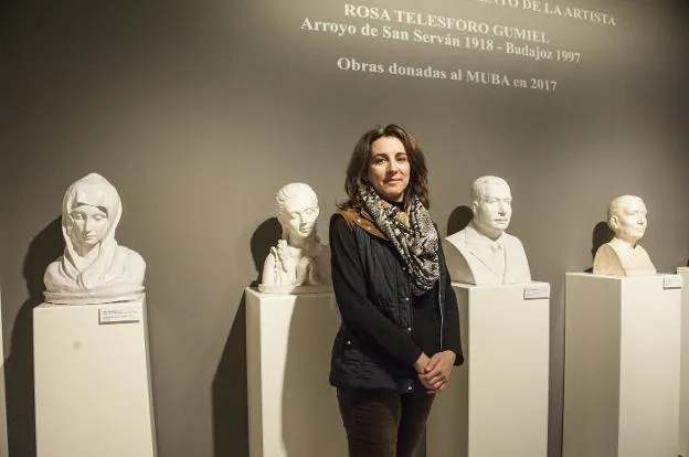 María Teresa Rodríguez, directora del MUBA, delante de las esculturas de Rosa Telesforo. :: Pakopí