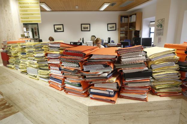 Oficinas del Ayuntamiento de Cáceres, con abultadas carpetas de papeles. :: armando méndez