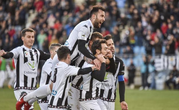 Fran Morante, Romero, Álex Rubio, José Ángel, Juanma y Javi Rey celebran con Guzmán el primer gol del Badajoz