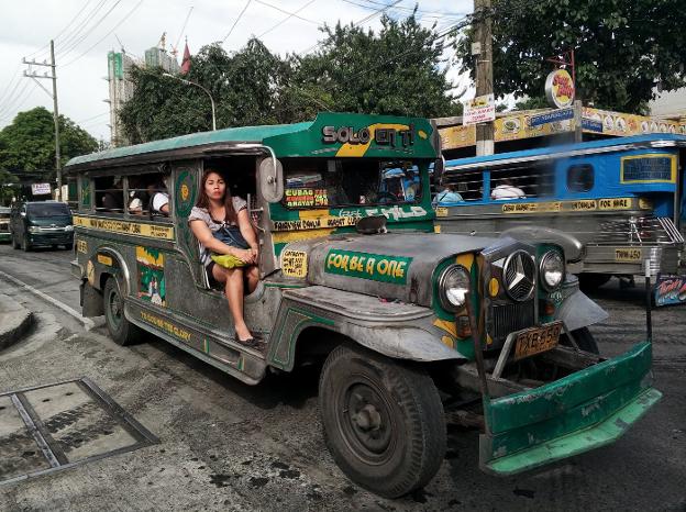 Un 'jeepney' circula por una calle de Manila. :: zigor aldama