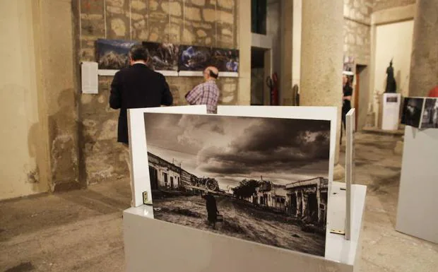 Presentacion de la exposicion XIX edicion del premio de fotografia internacional humanitaria Luis Valtueña en Cáceres.