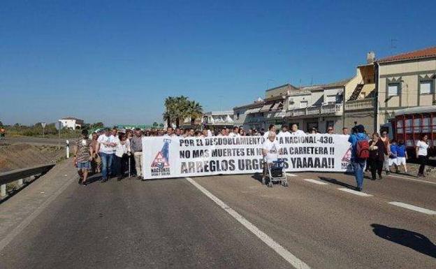 Manifestación de la plataforma en Santa Amalia:: HOY