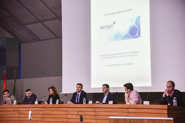 Matías Navarro, Silvia Suárez junto a Pablo Blázquez, Luis Merchán, Cholo y Chema. :: J. VICENTE ARNELAS